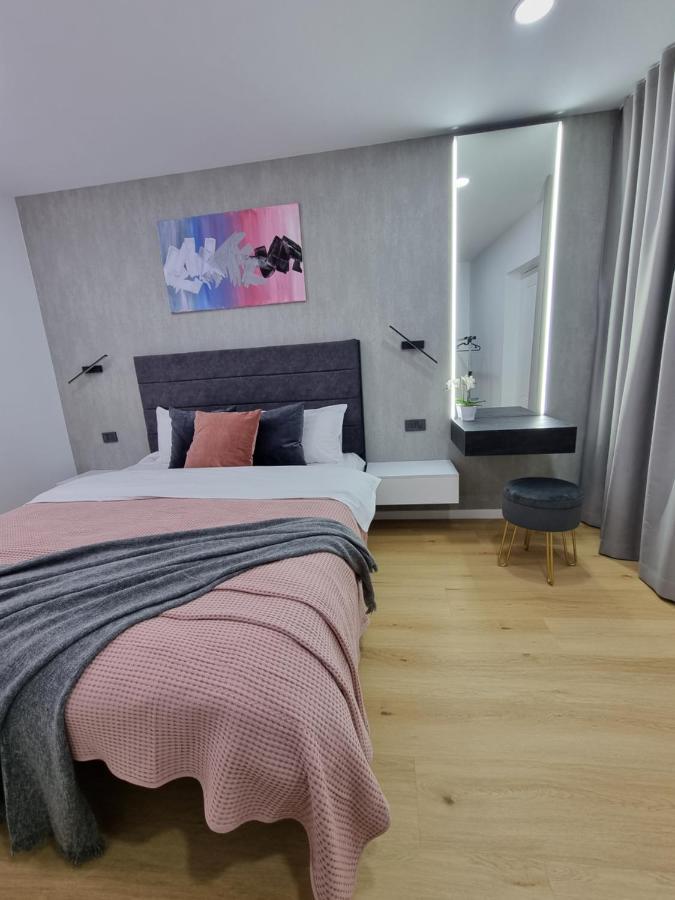 Casa Chiper - Apartament Etaj 1 Braşov Buitenkant foto